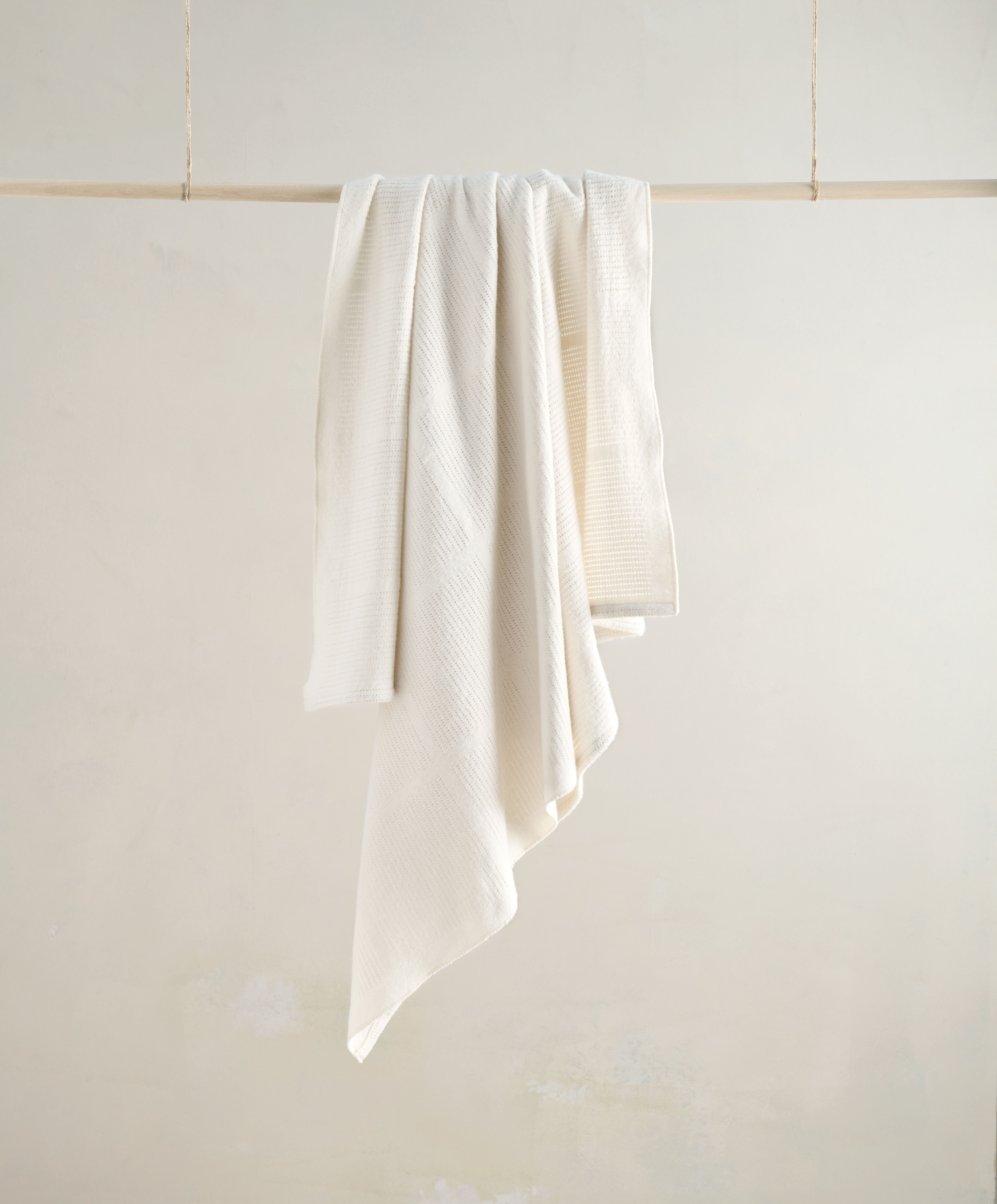 Cellular Cotton Blanket Large - Gardenia White image number 1