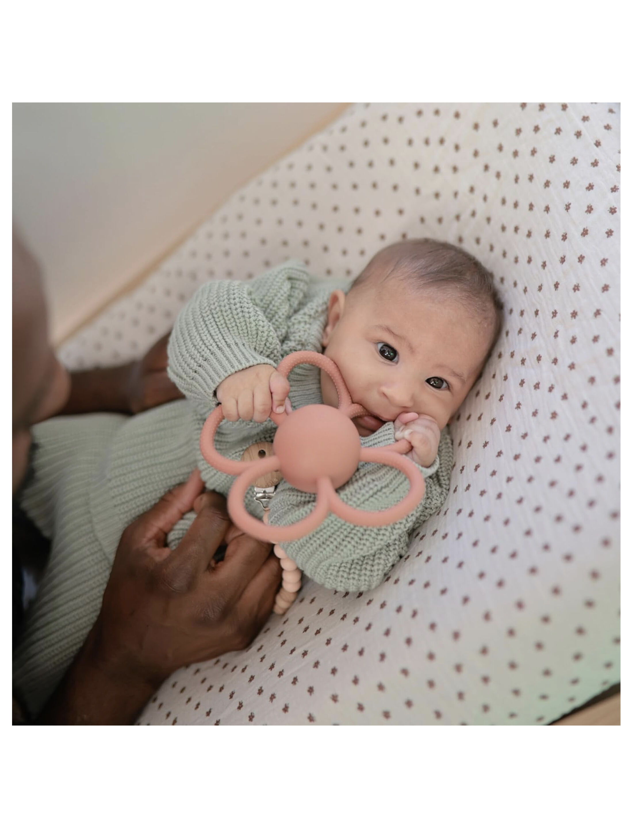 Mushie Daisy Rattle Teether (Dusty Rose) image number 3