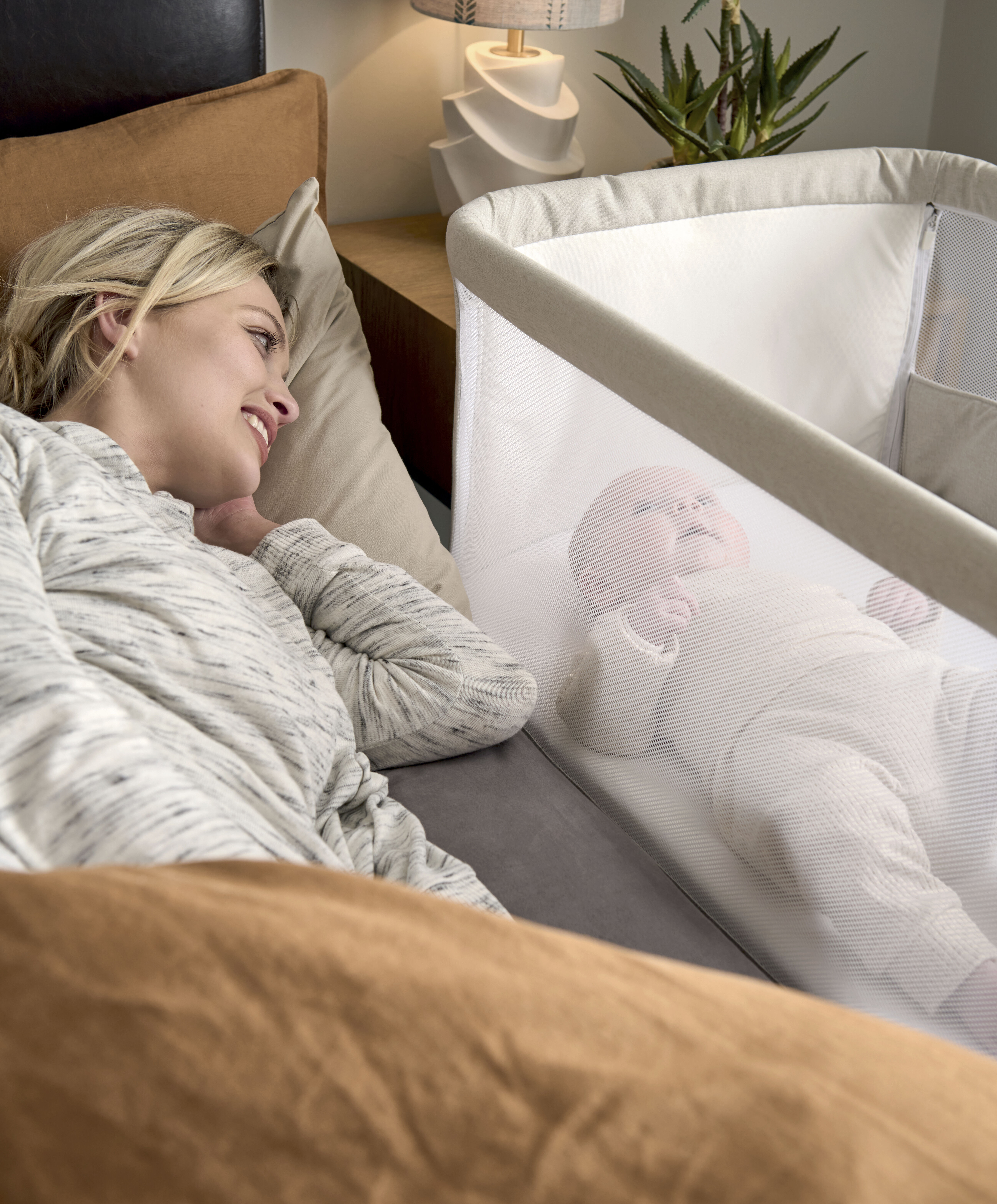 Lua Bedside Crib Beige image number 3