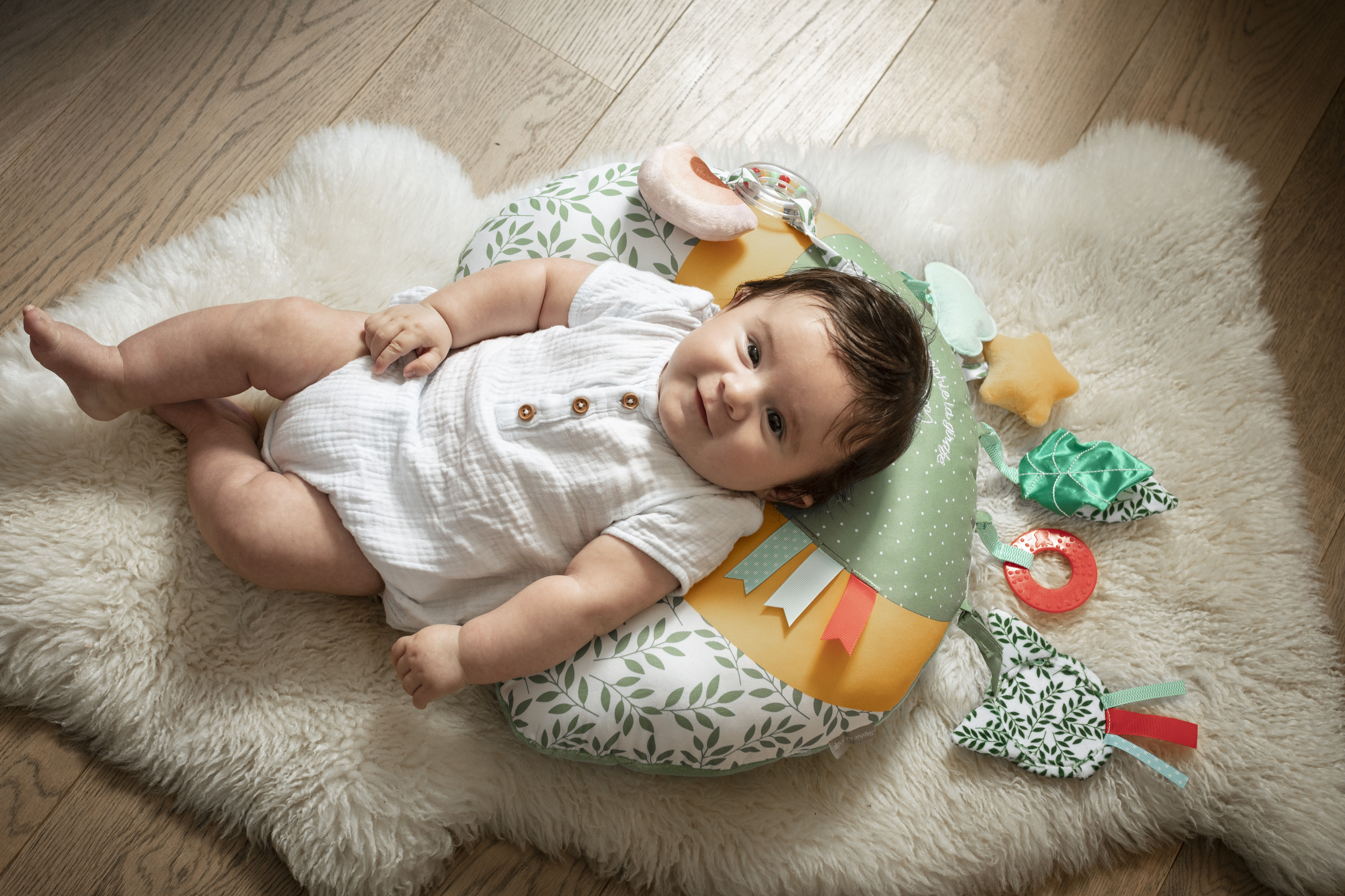 Sophie La Girafe Cosy Play Cushion image number 7