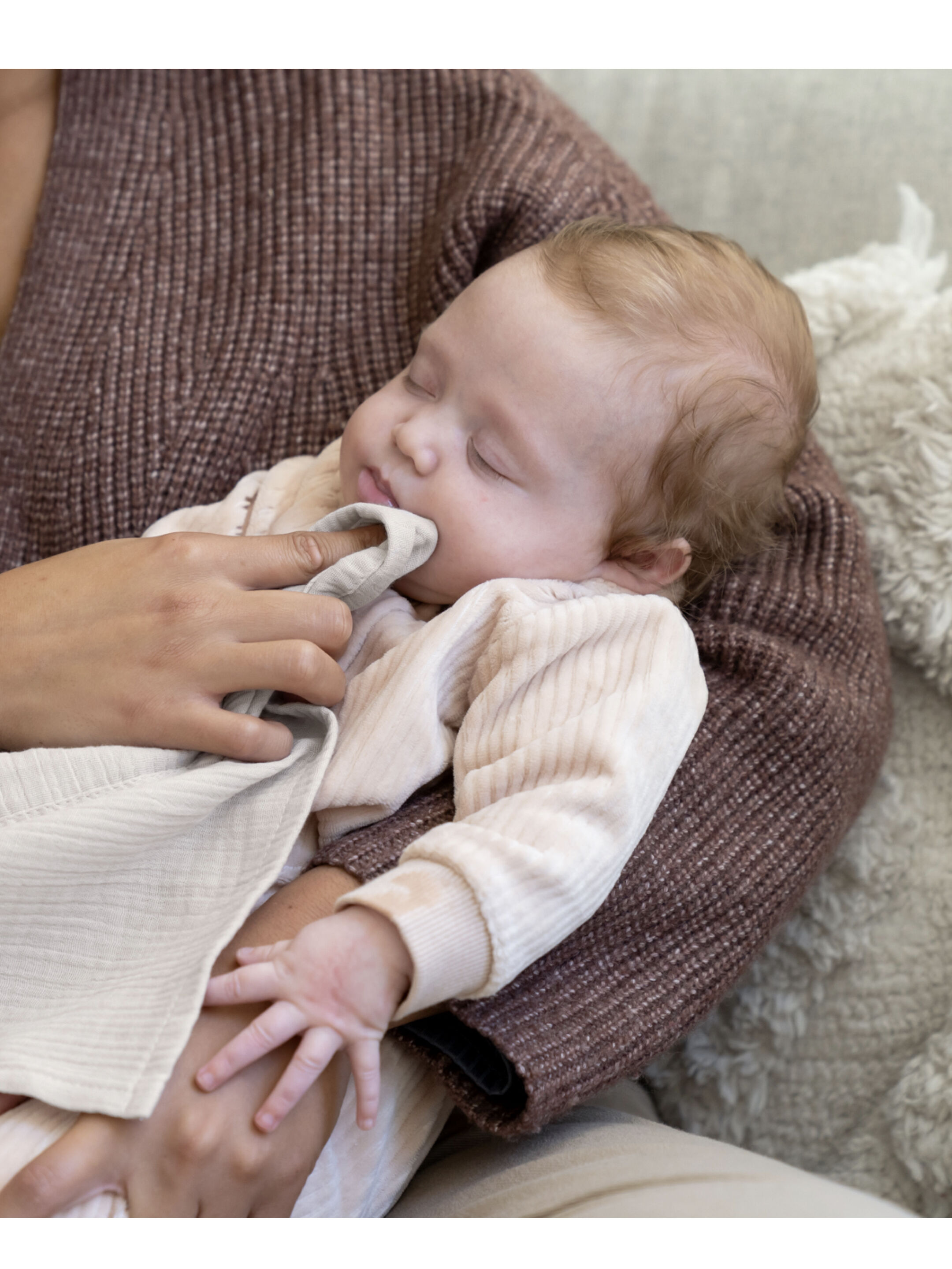 Doomoo Mom'N Play - Multi-Use Nursing Cape - Almond image number 3