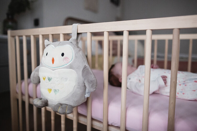 Tommee Tippee Ollie the Owl Rechargeable Light and Sound Sleep Aid image number 5