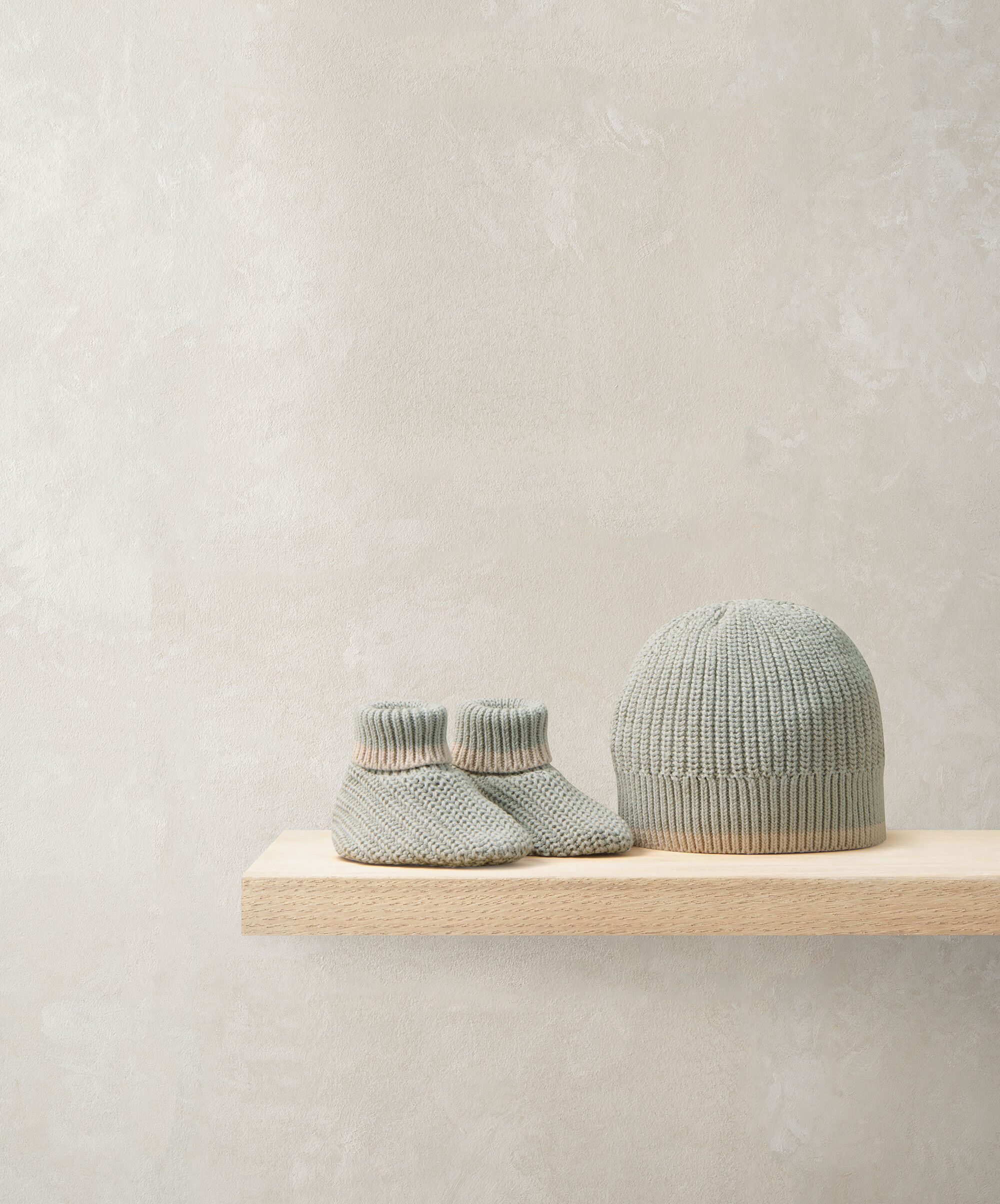 Welcome to the world Knitted Hat & Booties Set