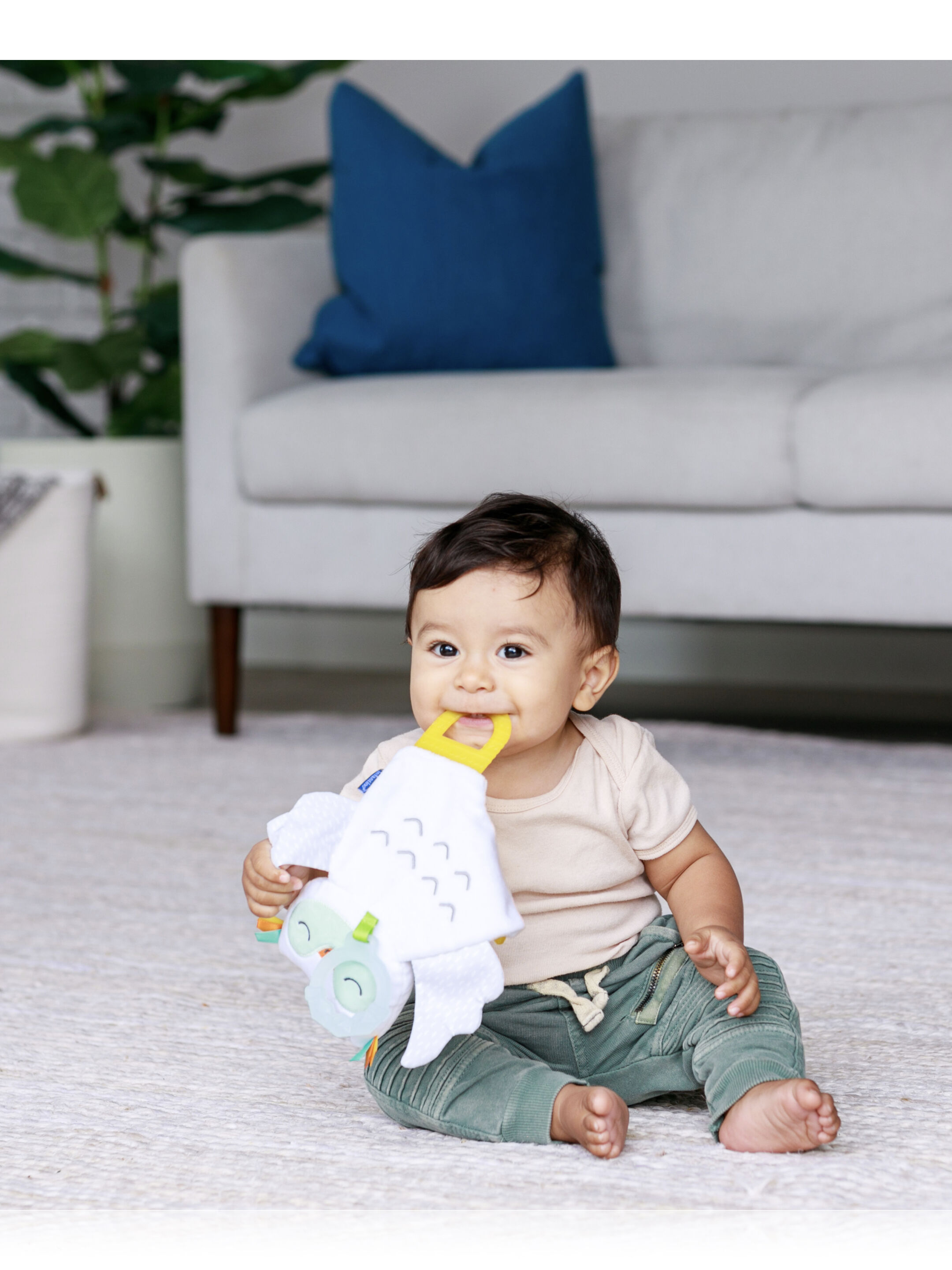 Infantino Glow-In-The-Dark Cuddle & Teether Owl image number 3